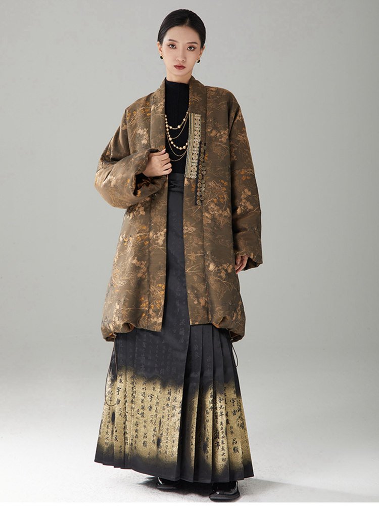 Traditional styling of the Yan Hui MAMIAN skirt paired with a brocade outer coat, showing versatile New Chinese fashion combinations.