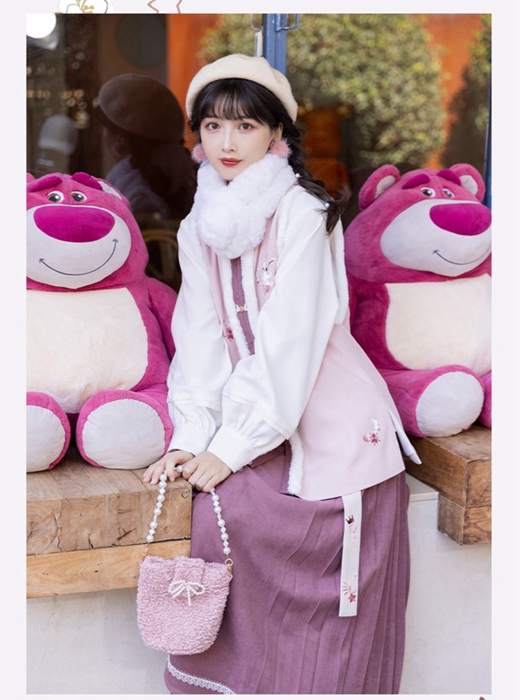 Chinese Ming Dynasty Women Hanfu In Winter