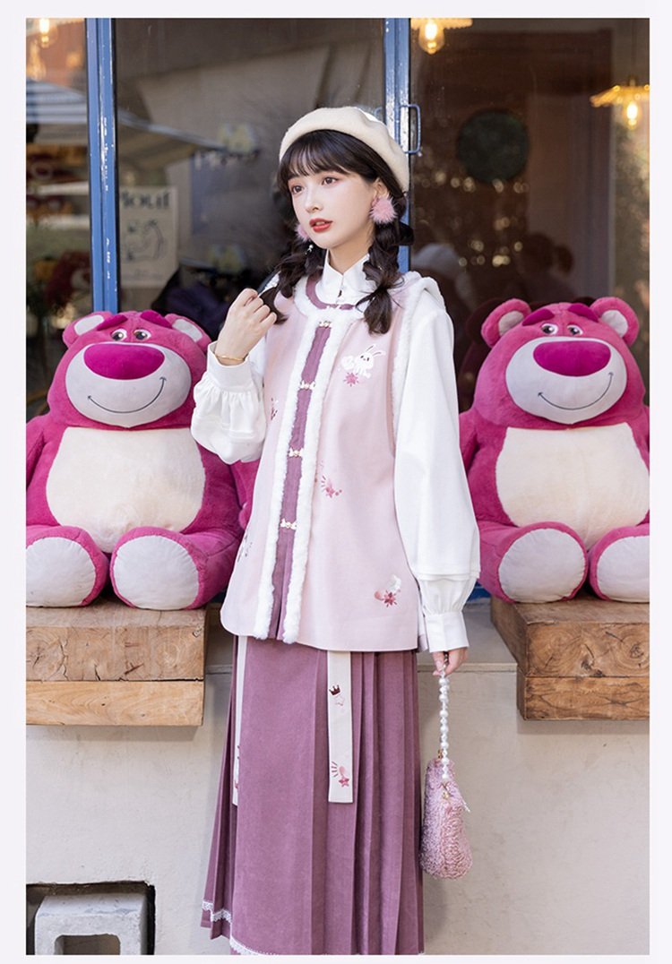 Chinese Ming Dynasty Women Hanfu In Winter