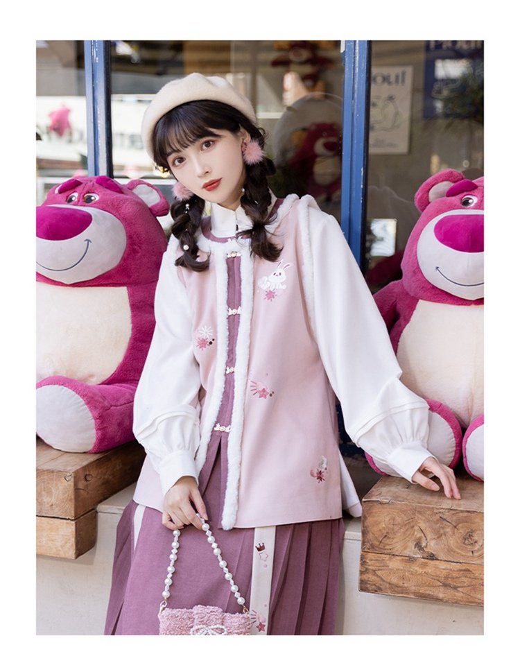 Chinese Ming Dynasty Women Hanfu In Winter