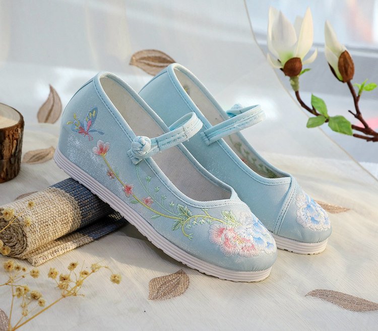 Soft cloth shoes with delicate floral stitching