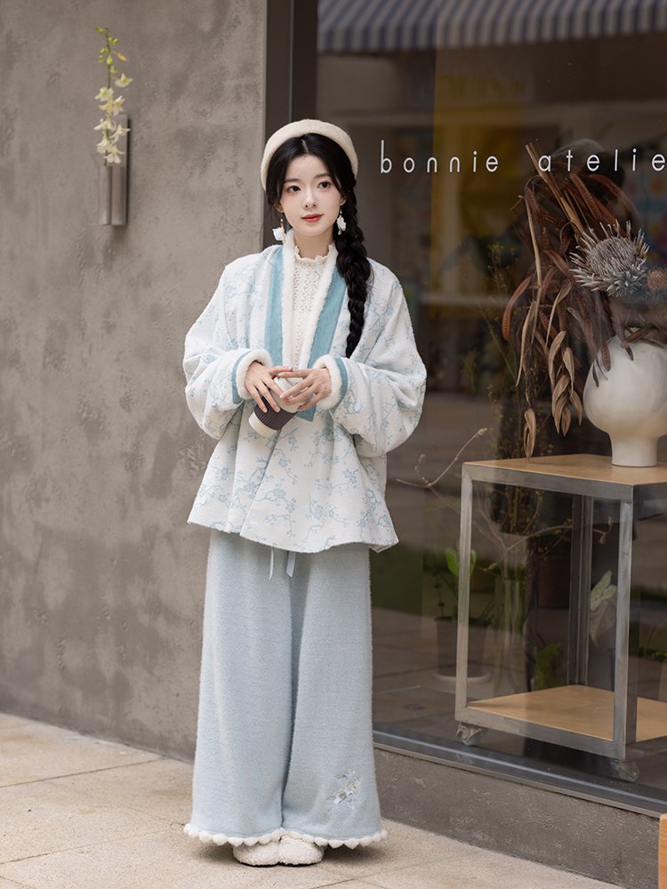 Side view of winter Hanfu outfit for women