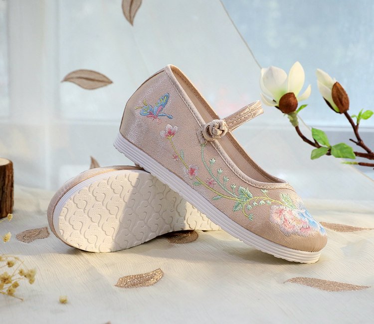 Traditional embroidered cloth shoes for women