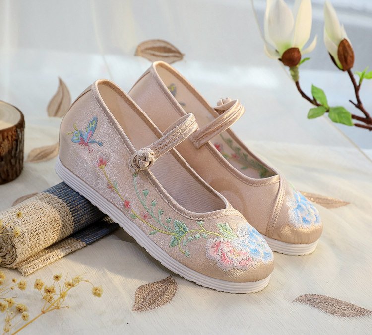 Women’s traditional Chinese embroidered shoes
