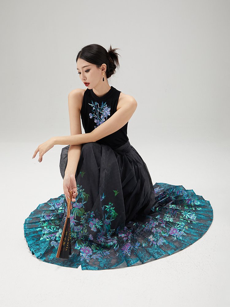Woman sitting with horse-face skirt spread in a circular shape