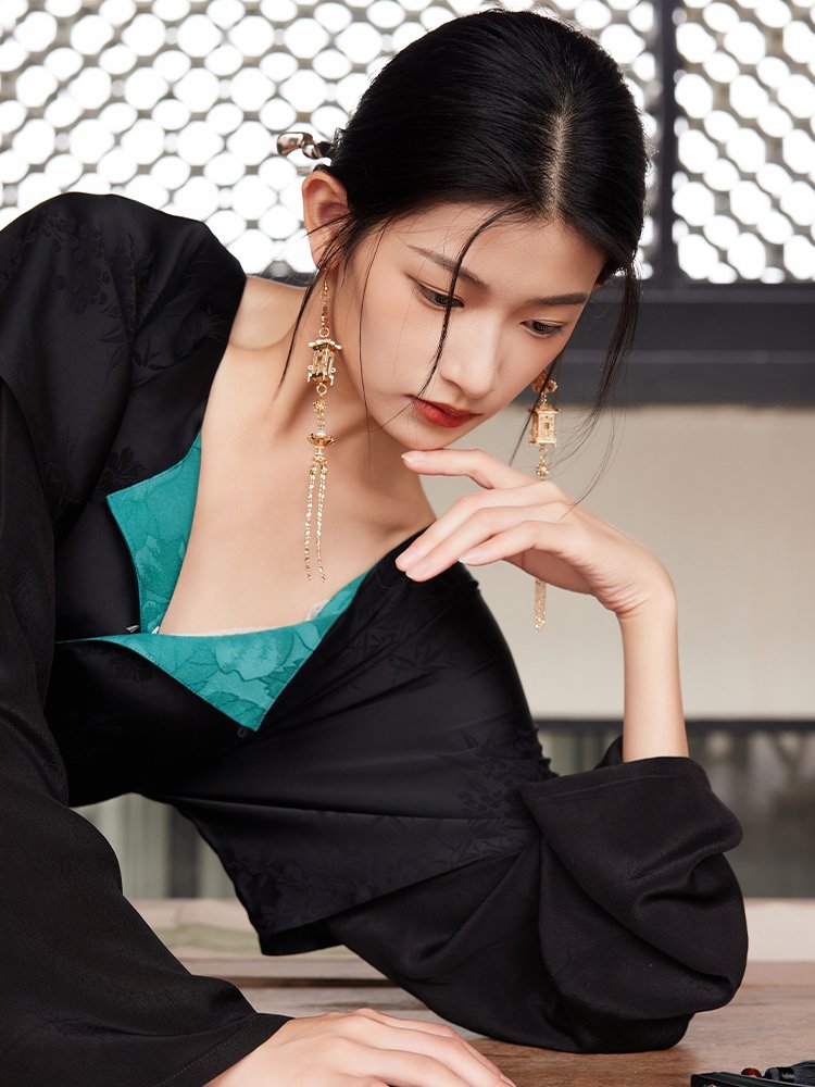 Close-up of teal contrast faux two-piece collar on tang-style hanfu dress