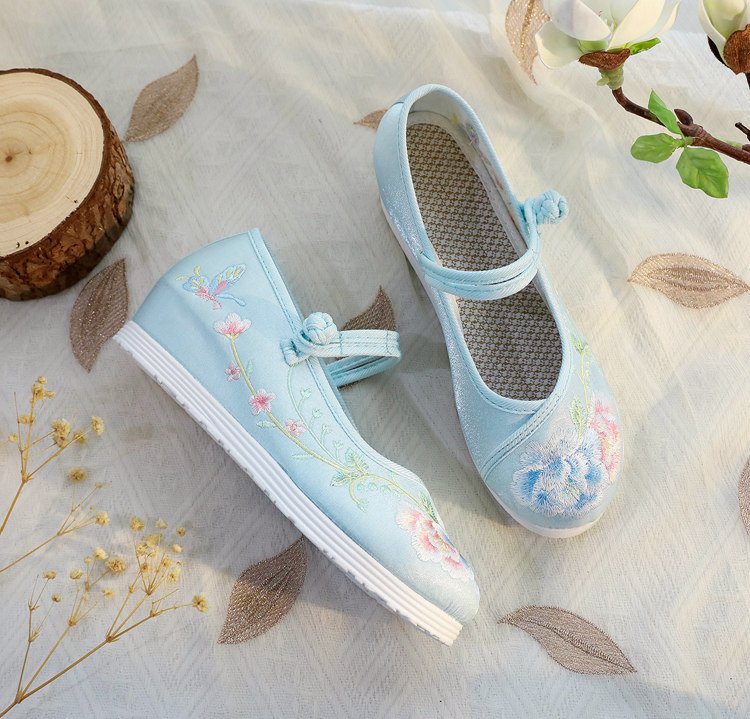 Side view of embroidered Hanfu shoes